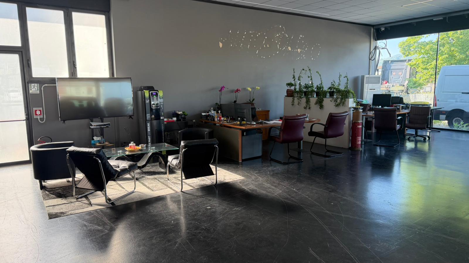 Area uffici e accoglienza clienti